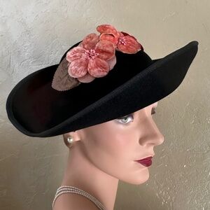 SUPERB 1940'S WIDE BRIM TILT HAT WITH SALMON COLORED FABRIC LEAVES